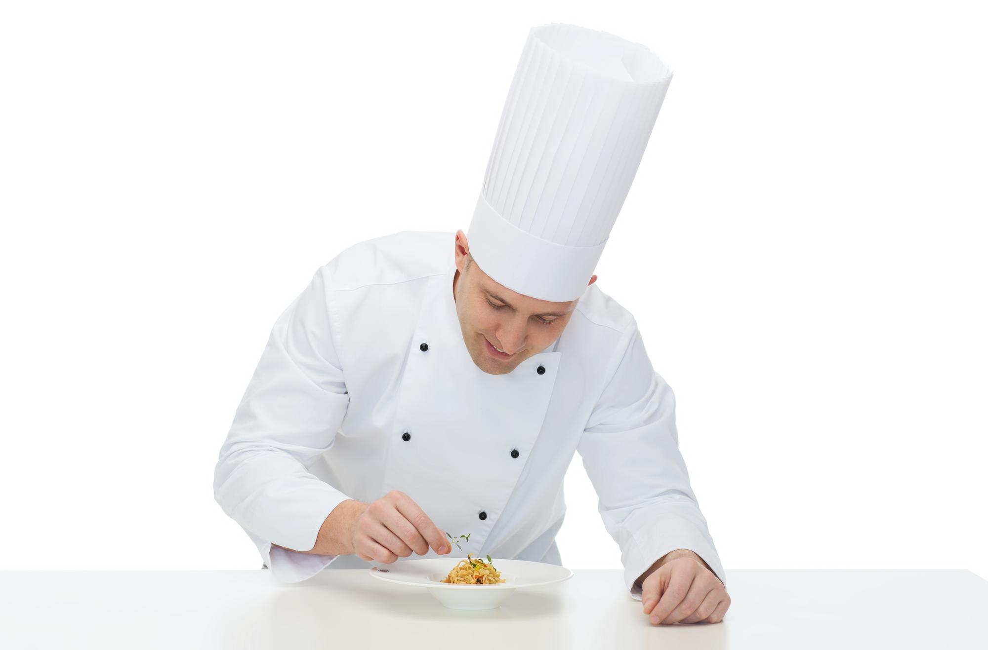 Profesjonalny szef kuchni przygotowujący danie